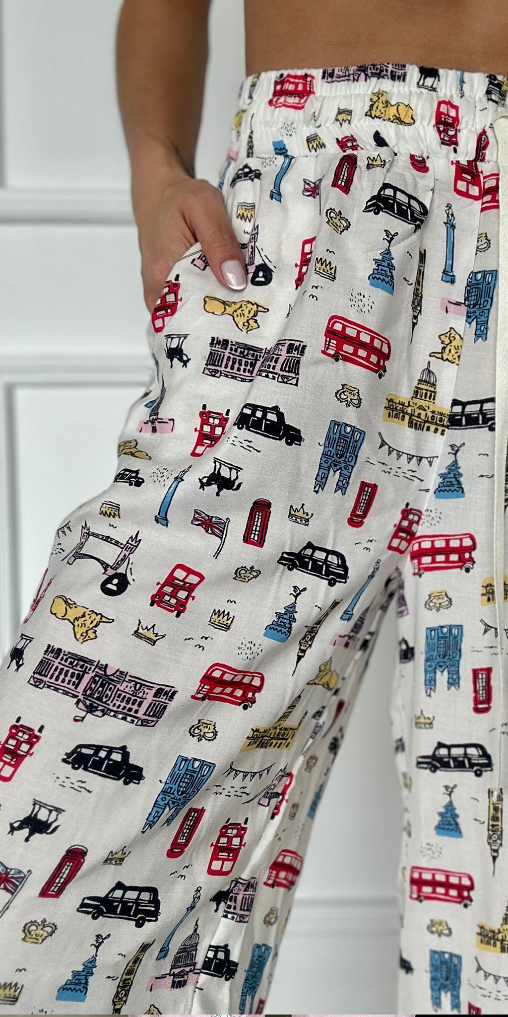 Pijama Monumentos Camisilla y Pantalón - Elegancia y Comodidad en un Set